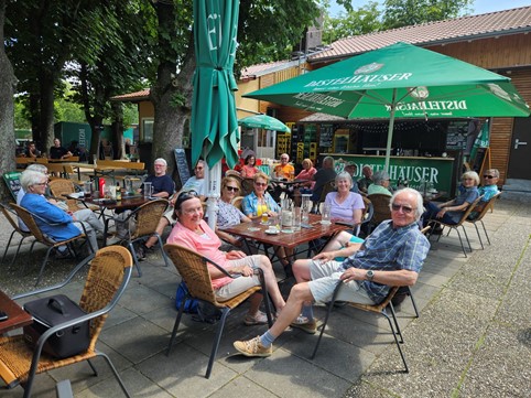 Wir waren mit dem Service und dem Essen alle sehr zufrieden. Bei diesem Wetter lohnt sich immer ein Ausflug in dieses Lokal, direkt am Main gelegen mit dem Blick hoch zur Steinburg.